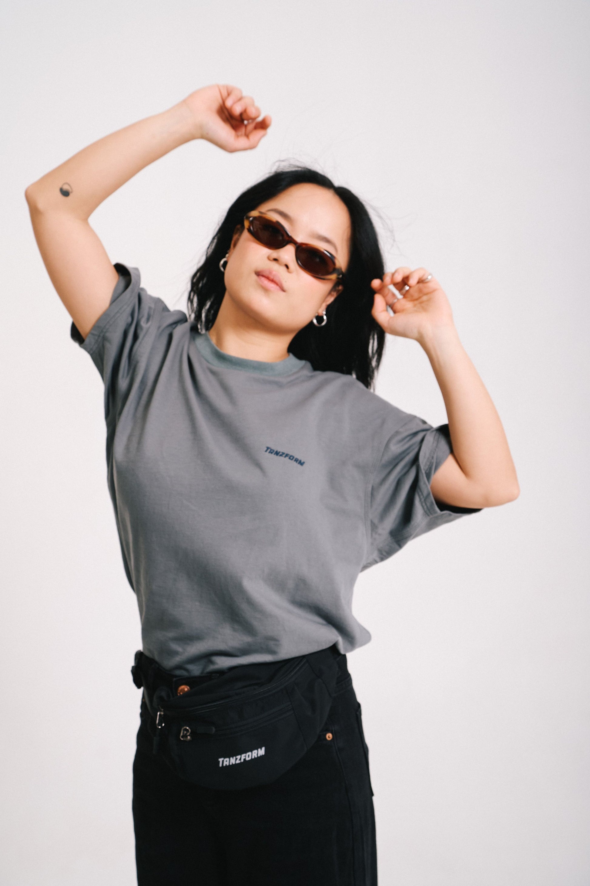 Tanzform Bum Bag (New Edition, Black) in movement paired with Grey T-shirt.