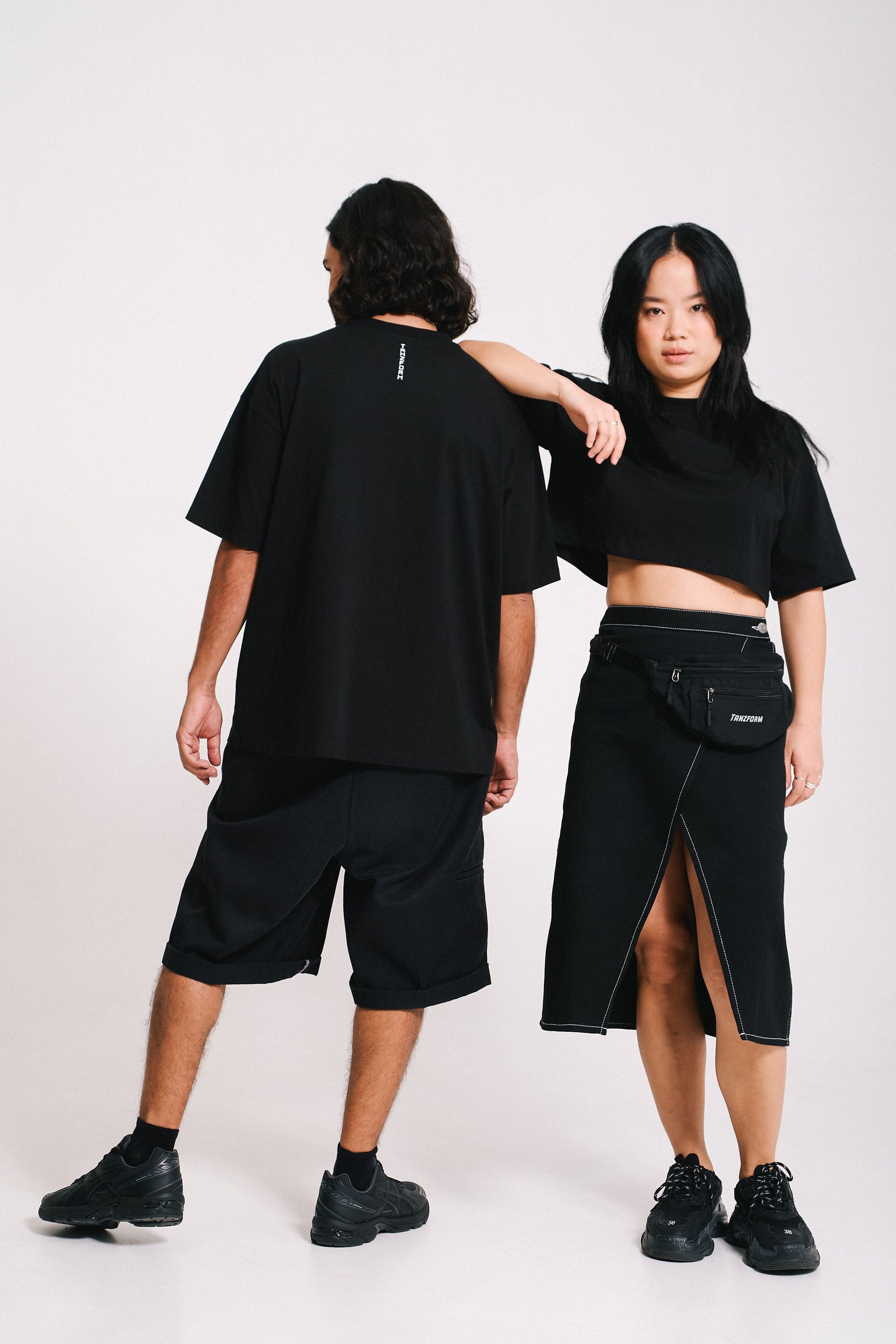 Two people wearing the Tanzform Neck Print T-shirt (Black)
