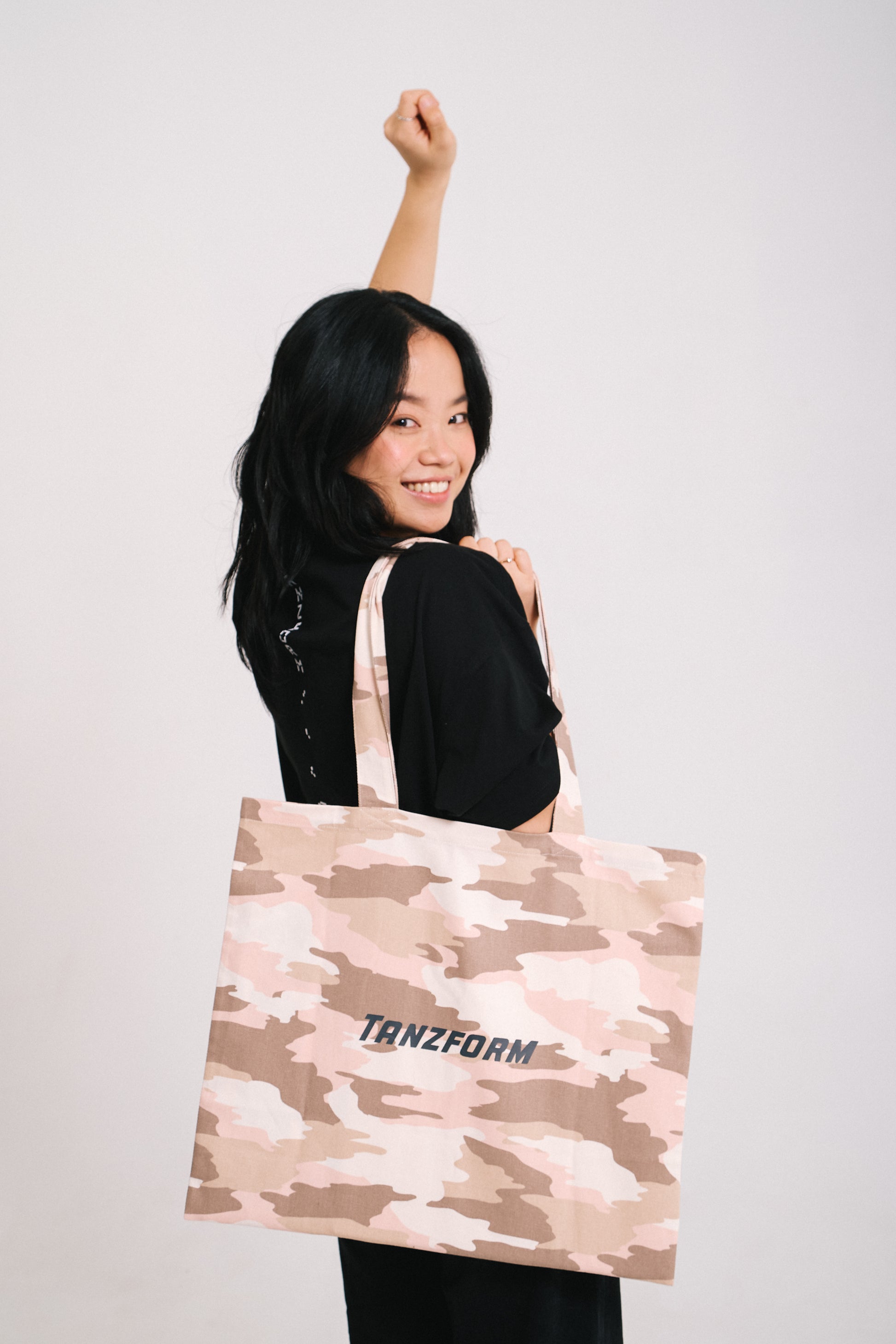 Helly wearing a totebag from Tanzform